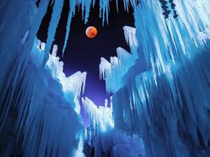 Amazing view of the eclipse from the ice castles in Lake Geneva, Wisconsin. (Twitter)