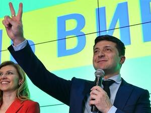 Ukraine's leading presidential candidate Volodymyr Zelensky shows the "V" for victory sign after the first exit poll results. (AFP/ File)