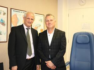 د. أسامة جليدي، استشاري طب العيون وأخصائي جراحة إعتام عدسة العين والقرنية مع أحد مرضى مستشفى.