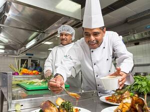 تقوم إدارة التغذية في مؤسسة حمد الطبية بتحضير ما يزيد على 4 ملايين وجبة رئيسية وخفيفة سنوياً.