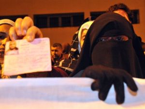 طالب المتظاهرون بدستورا جديدا للبلاد  