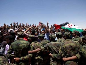 المئات من أبناء الصحراء الغربية يرددون هتافات تنادي بالاستقلال