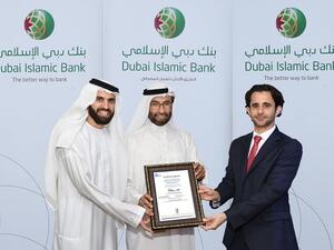 عبد الله الهاملي ، العضو المنتدب و موسى طارق خوري ، رئيس قسم الشريعة في بنك دبي الإسلامي