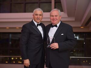 سيمون مور ، المدير العام لفندق ميلينيوم إيربورت دبي ، كيفورك ديلديليان ، المدير التنفيذي للعمليات في فنادق ميلينيوم آند كوبثورن