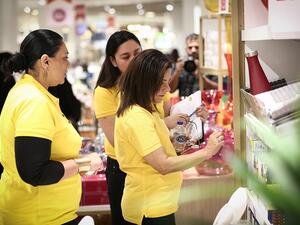 أمضى موظفو الإدارة العليا في مجموعة "لاندمارك" الذين تم تكليفهم بمهام "الزميل البائع"، يوماً كاملاً في عدة متاجر.