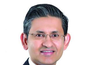 معتصم إقبال المدير التنفيذي، ورئيس قسم المعاملات المصرفية في بنك ستاندرد تشارترد