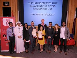 رودني شاركي يتوسّط المناظرين من خريّجي وطلاب وايل كورنيل للطب في قطر.