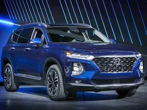 تتميز مقدمة السيارة سانتافي الجديدة بالشبك الأمامي متوالي الانحدار الذي بات سمة مميزة لسيارات هيونداي.