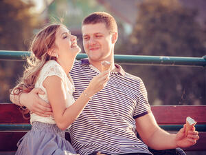 الذي يدللها ويرويها عشقا

