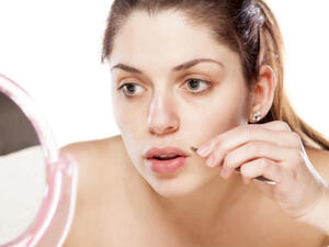 الثلج، لتقليل الاحمرار والتورم الناجم عن حب الشباب
