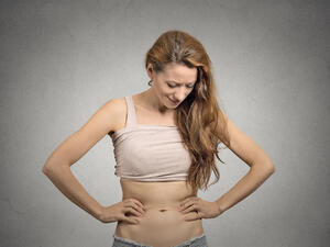 ننصحك دائماً بالإبتعاد عن الألوان الفاتحة واختيار الألوان الداكنة 