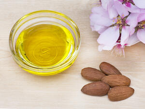 استخدمي قليلاً من الزيت على منطقة العين
