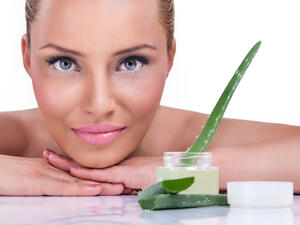 يعالج جل الصبار تشققات الجلد وخاصة اليدين
