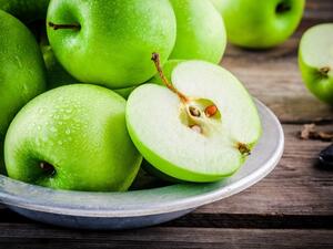 يُعد زيت بذور التفاح لها دورٌ كبير تحسين المظهر العام للجلد

