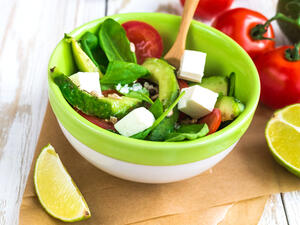 سلطة الأفوكادو بالجبن