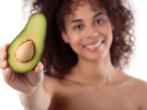 الأفوكادو مليئة بفيتامينE وB والزيوت الطبيعية التي تمنح شعرك الرطوبة

