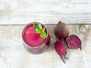 الشمندر هو أحد الخضروات التي يشيع استخدامها في السلطات والمخللات

