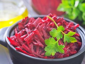 يكتسب الشمندر لونه الأحمر الغني من مركَب يسمى بيتاسيانين
