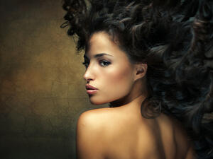 قومي بعمل ماسكاتٍ خاصةٍ للعناية بالبشرة السمراء

