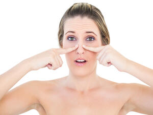 يعاني الكثير من الناس من مشكلة الرؤوس السوداء خاصة في منطقة الأنف

