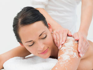 الملح والسكر من أبسط الوسائل الطبيعية لتحضير مقشرات للبشرة والجسم