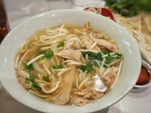 شوربة الدجاج والنودلز لسهرة عيد الميلاد