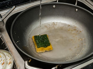 جربي مسح أواني "التيفال" المحروقة بالملح والخلّ

