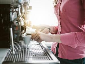 قومي بفرك الإبريق من الخارج بلطف، بواسطة الاسفنجة