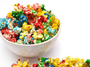 يعتبر الفشار من ألذ المأكولات الخفيفة خصوصاً عند الأطفال
