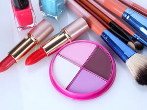 اختاري البرونزر بالتركيبة اللامعة قليلاً واعتمديه لتحديد خدودك