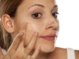 كريم الأساس يأتي ثاني خطوة بعد البرايمر في وضع المكياج
