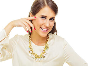 انظري إلى المرآة، وابتسمي ابتسامة عريضة
