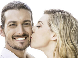 قومي بتقبيله على خدّه ولكن بعد أن يهدأ طبعًا

