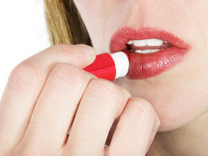 احرصي على وضع المرطب على شفتيك قبل النوم

