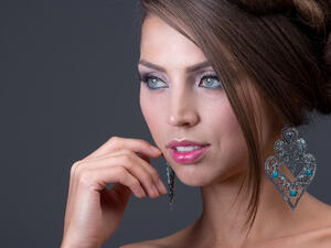 حاولي اختيار أقراط دائرية لتبديد حدة زوايا الوجه
