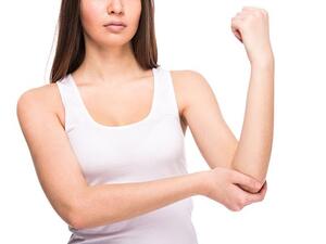 اسوداد منطقة الكوعين وخشونتهما