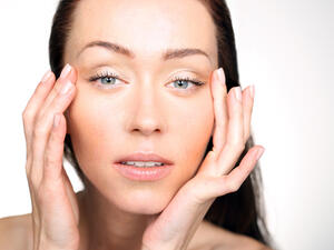 اختاري دائماً الكونسيلر بالتركيبة السائلة والمرطّبة