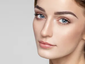الحواجب العريضة والكثيفة هي الموضة المنتشرة في هذه الأيام

