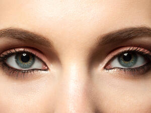 يقوم كونتور الحواجب على رسم الشكل بما يتناسب مع العين والوجه