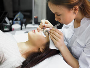 كلّ ما ستحتاجين له وعاءً مقعّراً وماءً دافئاً