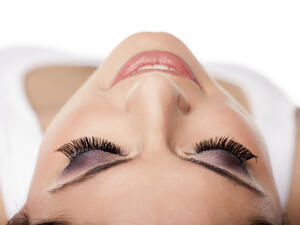 يمكنك استخدام الماسكارا بالألوان المختلفة لجعل رموشك تبدو أطول
