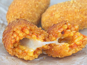 كرات الموتزاريلا المقلية 

