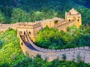 المشي عبر سور الصين العظيم الشتوي في الصين
