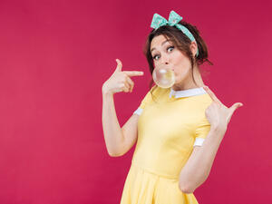 يجب وضع الملابس التي التصقت العلكة بها في الفريزر حتى تتجمد 