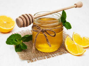 العسل والليمون من بين الوصفات الطبيعية لعلاج التهاب الحلق
