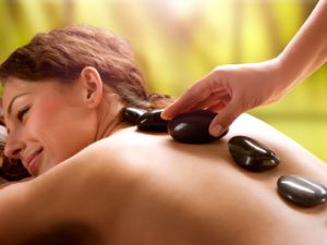 يشمل تدليك علاجي للجسم باستخدام الزيوت العطرية المهدئة الدافئة 