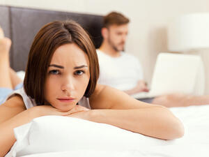 يميل الزوج الكذاب إلى الدفاع عن نفسه بشراسة