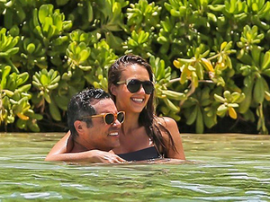 جيسيكا قضت إجازتها العائليّة على شاطئ في "هونولولو" برفقة زوجها كاش وارن