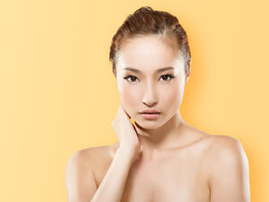 استخدمي كريم العينين لإزالة الهالات السوداء
