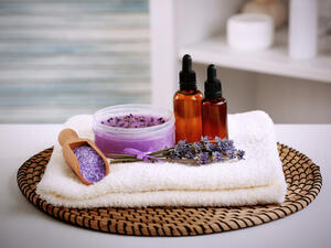 يعمل زيت اللافندر  على تجديد خلايا البشرة ليترك البشرة جديدة ومنتعشة